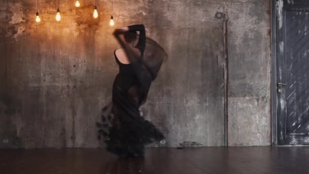 Una mujer joven en un vestido con una falda hinchada gira en la danza — Vídeo de stock