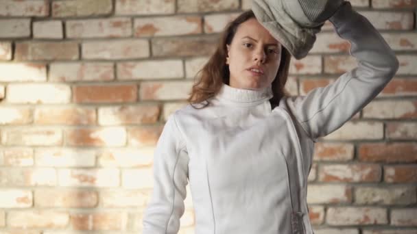 Jovem mulher está colocando em sua cabeça uma máscara rapier para espadachim — Vídeo de Stock