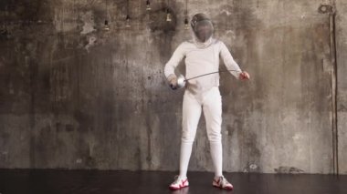 Fencer kontrol ve onun epee bükme ve bir eğitim salonu havada hareket