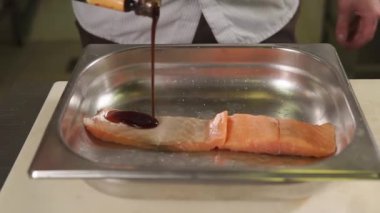 Cook Balık yemek için hazır hale getirilir