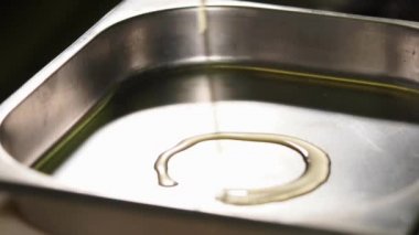 Dökme zeytinyağı bir gıda tepsi