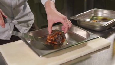 Masanın üzerinde yarı bitmiş çanak