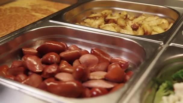 Горячее мясо и гарнир для шведского стола — стоковое видео