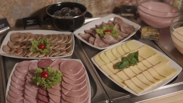 Muchos platos con aperitivos en la mesa — Vídeos de Stock