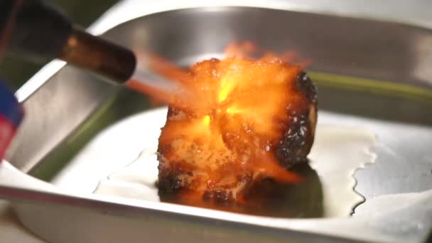 Fritando peixe na placa de metal — Vídeo de Stock