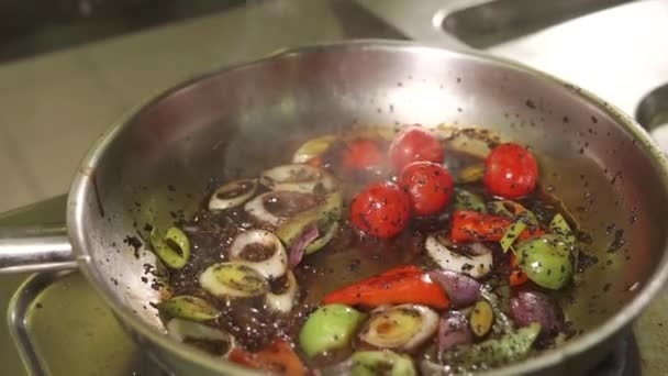 Restoranda yemek yemek pişirmek — Stok video
