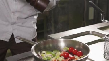 Sebze Pan kızartma işlemi