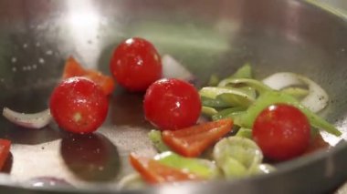 Taze sebzeler tavada pişirme