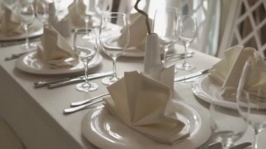 Güzel hizmet tablo ile beyaz masa örtüsü