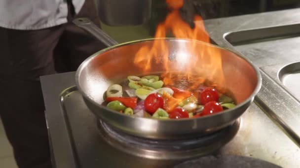 Овощи для готовки на сковородке — стоковое видео