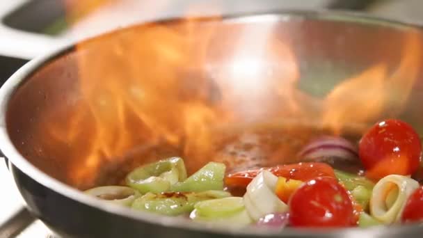 Cook fires up oil in a pan — Stock Video