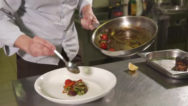 Vařené jídlo na talíři v kuchyni — Stock video