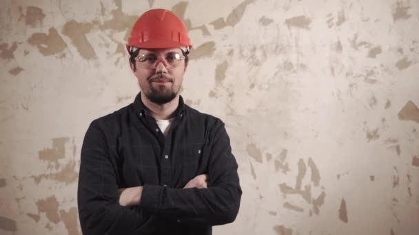 Lächelnder Handwerker, der drinnen steht. — Stockvideo