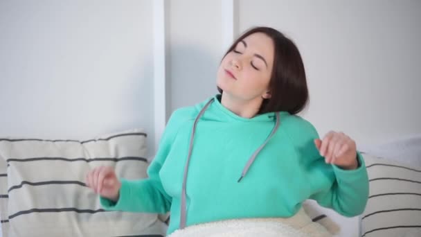 Εφηβικό κορίτσι μελαχρινή ξύπνημα στην κρεβατοκάμαρά της σε ένα πρωί — Αρχείο Βίντεο