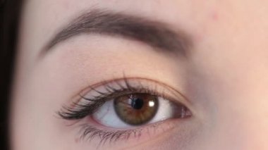 Genç kadın karanlık göz sakin bir şekilde kapanıyor