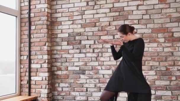Dívka žáků taneční školy se učí nové moderní tanec v třídě — Stock video