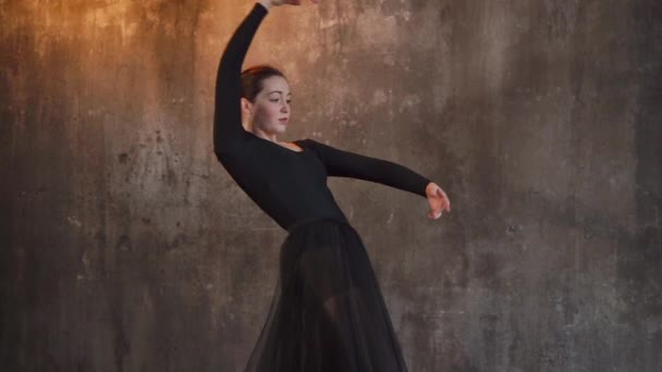 Bailarina se mueve en danza tradicional hispana en una clase oscura — Vídeos de Stock