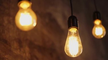 Elektrik akkor lambalar, asılı görünümünü yakın çekim yukarı karanlık odada