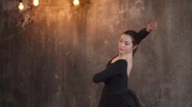 Tutkulu ve yetenek dansçı kadının donatılmış dans eden bir sınıfta eğitim