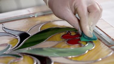 Çalışan temizlik ve bir vitray çalışmaları bitirmek sonra parlatma