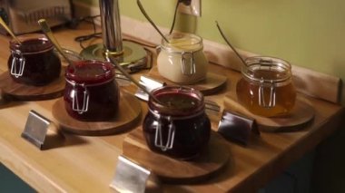 Otelin kahvaltı için hazırlanan bir tabloda farklı reçel kavanoz vardır