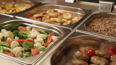 Lezzetli sıcak yemekler açık büfe öğle yemeği üzerinde bir otelin üst panorama vardır.