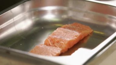 Lezzetli Çiğ somon parçası yatıyor ve limon suyu üzerine düşüyor