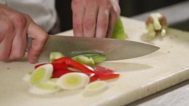 Şef mutfak masasında kafe, yeşil bir tatlı biber Dilimleme yakın çekim