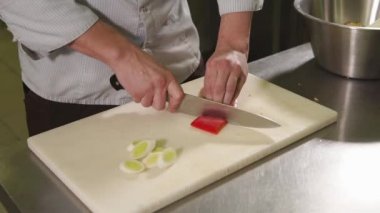 Şef Kırmızı Pul Biber yemek için bir masada akşam yemeği için doğrama