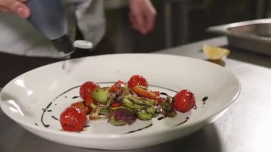 Adam siyah soslu kızartma domates ve soğan ile bir tabakta sıkma