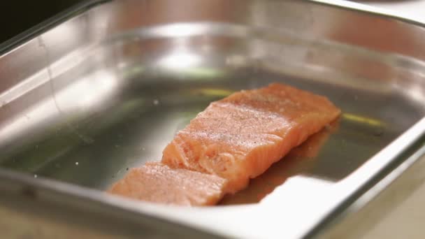 Вкусный кусок сырого лосося лежит и лимонный сок капает на него — стоковое видео