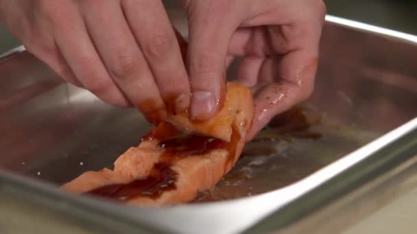 Специалист по кулинарии готовит филе маринованной рыбы крупным планом — стоковое видео