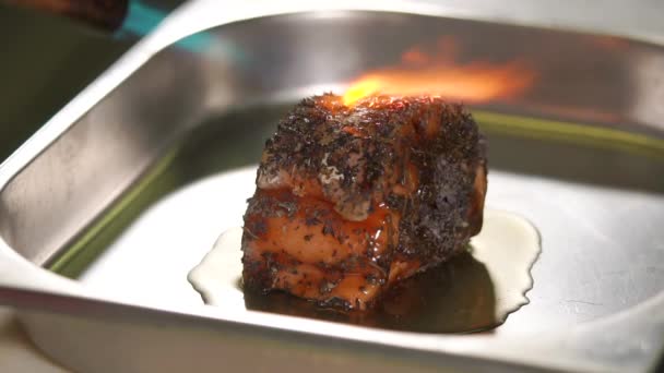 Procesamiento de un rollo de pescado con quemador de cocina manual, primer plano en el restaurante — Vídeos de Stock