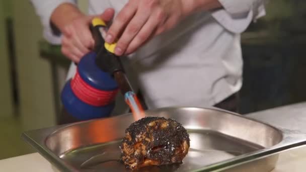 Macho cozinheiro está queimando um rolo de salmão usando tocha de sopro culinária manual — Vídeo de Stock