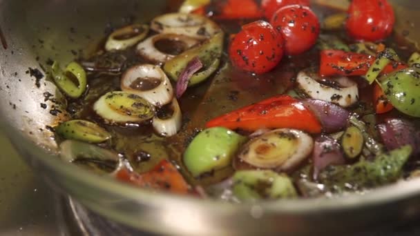 Mångfärgade levande grönsaker steka i en stekpanna med olja och sås — Stockvideo