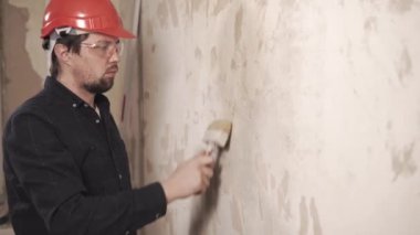 İşçi fırça kullanarak düz harcı, Bina ile yaşayan duvar kaplama