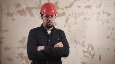 Neşeli foreman her iki başparmak kadar yükselen ve kamera için gülümseyen