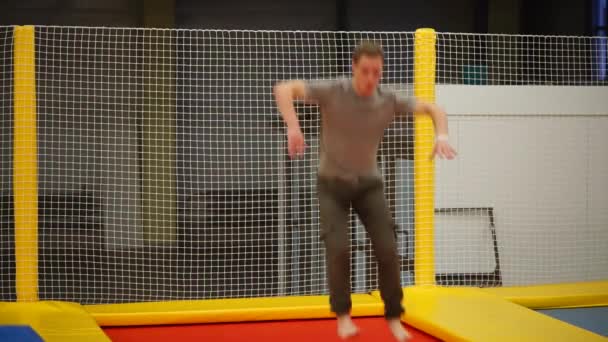 L'homme passe un bon moment sur un trampoline — Video