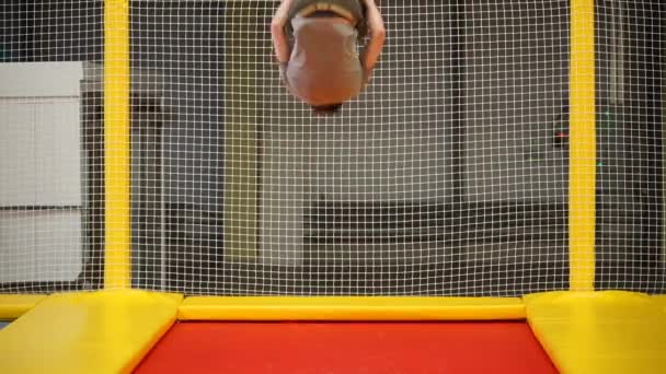 Ambizioso giovane formazione su un trampolino — Video Stock