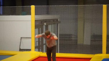 Sporcu iplik ve spor salonunda bir fedai yayında dönüm gerçekleştiriyor