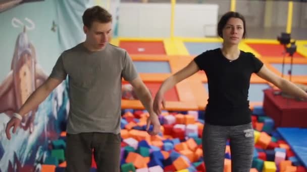 Bonito casal está se divertindo em um playground — Vídeo de Stock