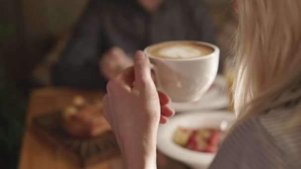 Lány iszik kávét a barátjával — Stock videók