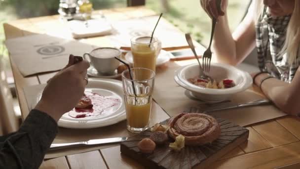 Hermoso día de pareja en la cafetería — Vídeos de Stock