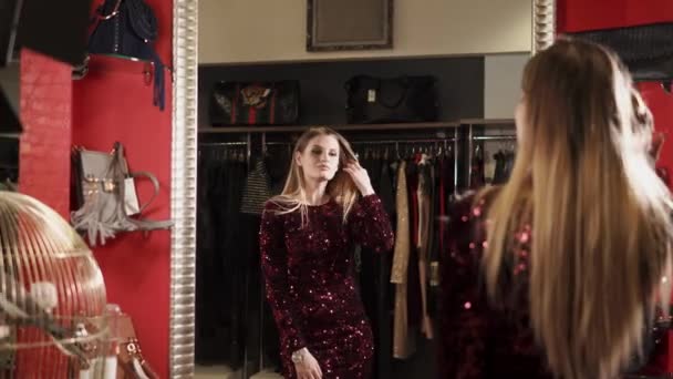Tillgiven modell i en cocktail klänning — Stockvideo
