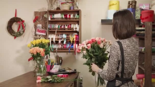 Vackra kvinnliga florist arbetar inomhus — Stockvideo