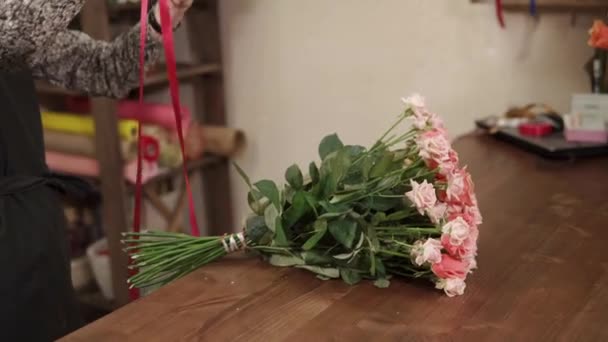 Increíble ramo de rosas en una mesa — Vídeos de Stock
