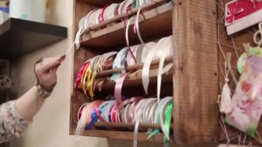 çiçek tasarım için bir şerit veren bir kadının el atış yukarıya kapatmak