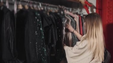 Genç ve güzel kadın bir gece elbisesi özel bir durum için seçer.