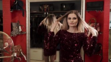 Elbise shining giyinmiş modeli elbise dükkanı geri ayna için ayakta poz