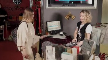 Tolyatti, Rusya - Aralık, 2017:Buyer bir giyim mağazası bir nakit yaklaşıyor, kasiyer barkod tarama